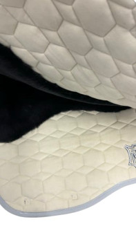 Preview: Mattes Eurofit Schabracke mit Lammfellkissen ohne Fellrand, Samt-Silber, DR/XL - sofort- Unterseite