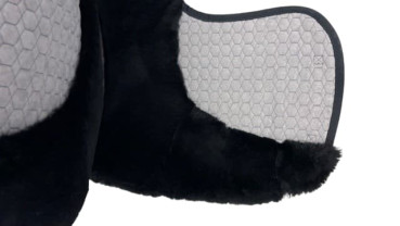 Preview: Mattes Lammfell Satteldecke schwarz, DR, XL, Correctionsystem - sofort