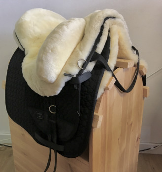 Preview: Mattes Eurofit Schabracke mit Lammfellkissen mit Correction System, ohne Fellrand, schwarz/natur, DR - sofort