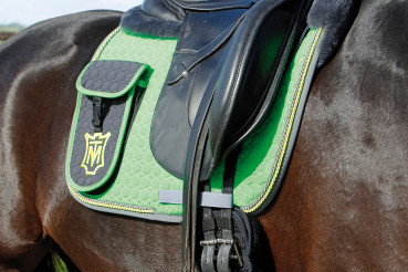 Preview: Mattes Wanderreit Schabracke in grün mit Taschen